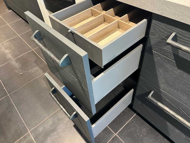 Combinatie van kavels 1 t/m 9 (eilandkeuken met eethoek, kastenwand en apparatuur) - afbeelding 22 van  47