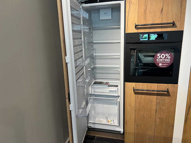 Combinatie van kavels 1 t/m 9 (eilandkeuken met eethoek, kastenwand en apparatuur) - afbeelding 32 van  47