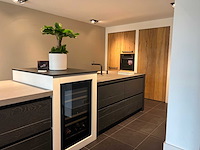 Combinatie van kavels 1 t/m 9 (eilandkeuken met eethoek, kastenwand en apparatuur) - afbeelding 43 van  47