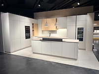 Combinatie van kavels 1 t/m 9 (schüller beurskeuken met gaggenau wijnklimaatkast en bosch apparatuur) - afbeelding 1 van  84