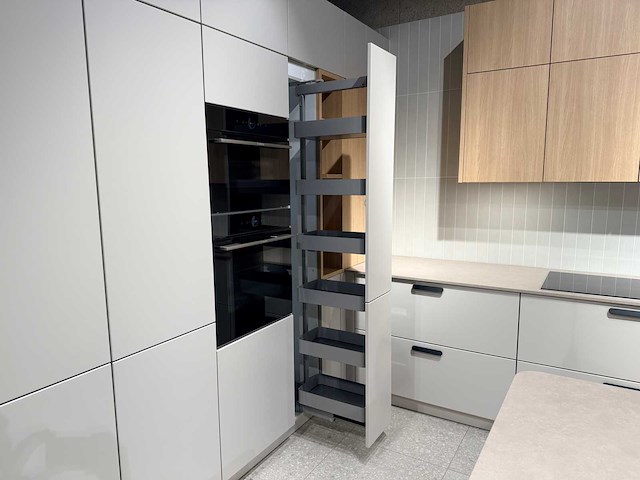 Combinatie van kavels 1 t/m 9 (schüller beurskeuken met gaggenau wijnklimaatkast en bosch apparatuur) - afbeelding 13 van  84