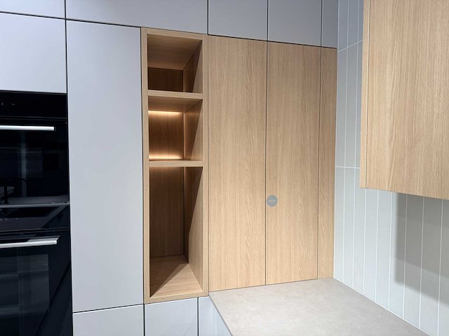 Combinatie van kavels 1 t/m 9 (schüller beurskeuken met gaggenau wijnklimaatkast en bosch apparatuur) - afbeelding 16 van  84