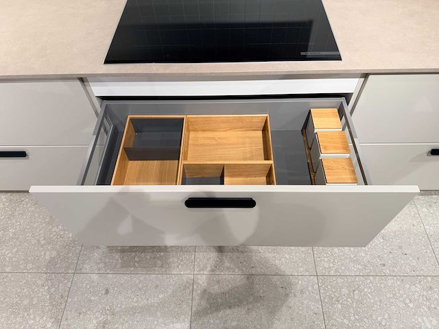 Combinatie van kavels 1 t/m 9 (schüller beurskeuken met gaggenau wijnklimaatkast en bosch apparatuur) - afbeelding 27 van  84
