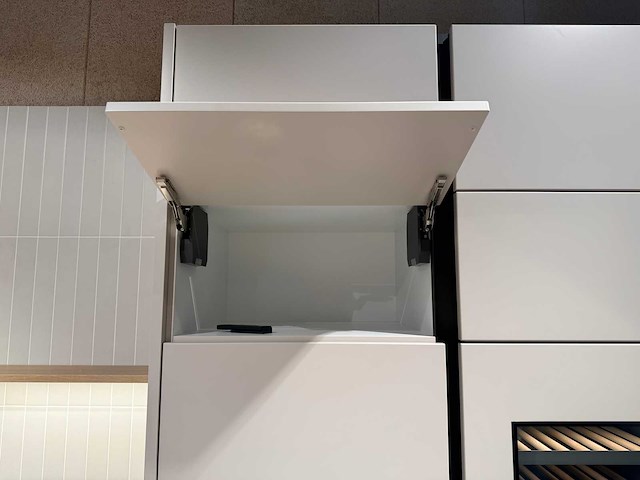 Combinatie van kavels 1 t/m 9 (schüller beurskeuken met gaggenau wijnklimaatkast en bosch apparatuur) - afbeelding 49 van  84