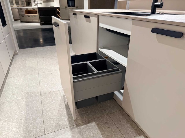 Combinatie van kavels 1 t/m 9 (schüller beurskeuken met gaggenau wijnklimaatkast en bosch apparatuur) - afbeelding 68 van  84
