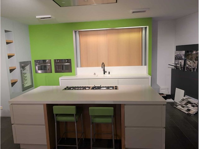 Combinatie van kavels 10 t/m 19 (showroomkeuken met hoogwaardige apparatuur) - afbeelding 1 van  58