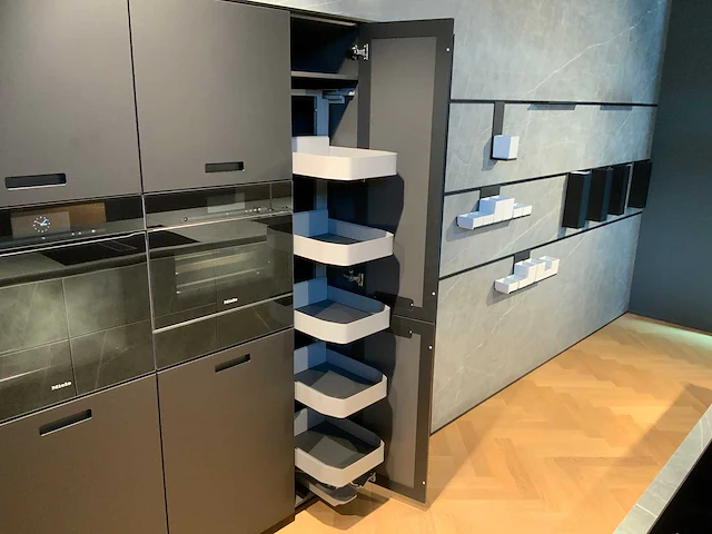 Combinatie van kavels 11 t/m 17 (next125 nx950 - beurskeuken met miele apparatuur) - afbeelding 29 van  53