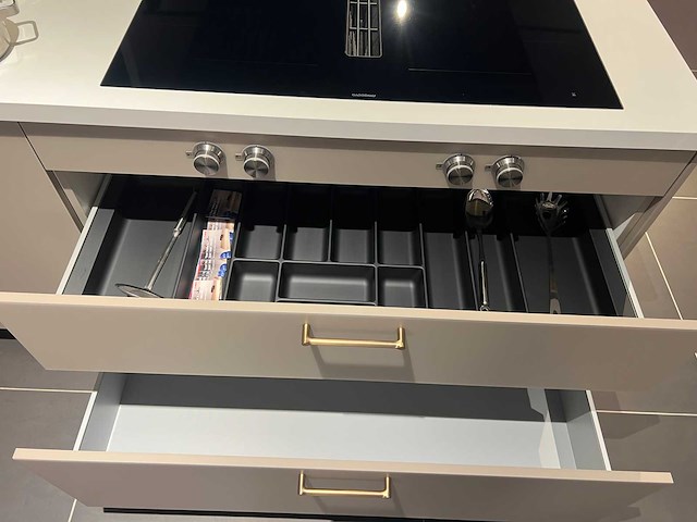 Combinatie van kavels 19 t/m 28 (pronorm beurskeuken met gaggenau apparatuur) - afbeelding 1 van  17