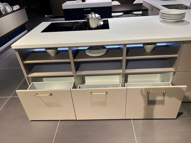 Combinatie van kavels 19 t/m 28 (pronorm beurskeuken met gaggenau apparatuur) - afbeelding 8 van  17