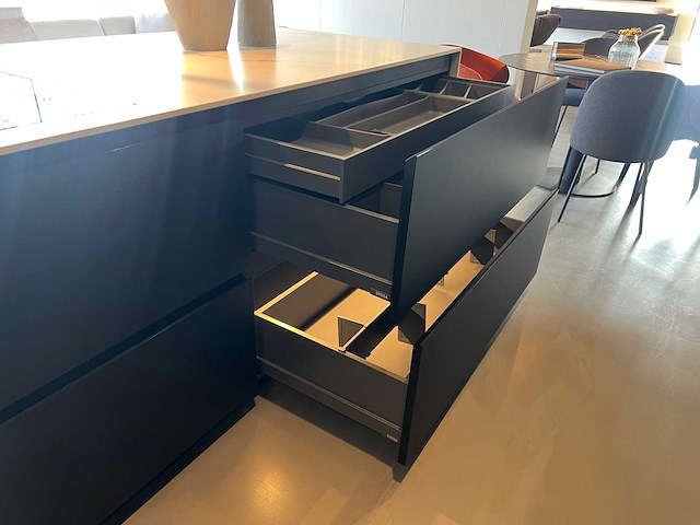 Combinatie van kavels 25 t/m 32 (stosa showroomkeuken met siemens studioline apparatuur) - afbeelding 4 van  26