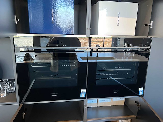 Combinatie van kavels 25 t/m 32 (stosa showroomkeuken met siemens studioline apparatuur) - afbeelding 14 van  26