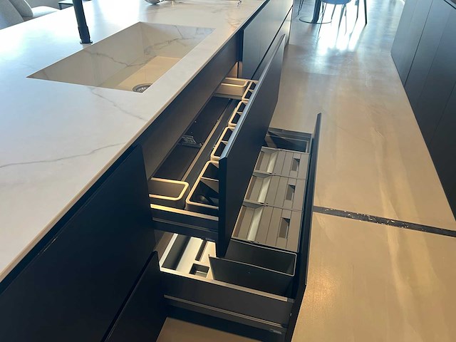 Combinatie van kavels 25 t/m 32 (stosa showroomkeuken met siemens studioline apparatuur) - afbeelding 23 van  26