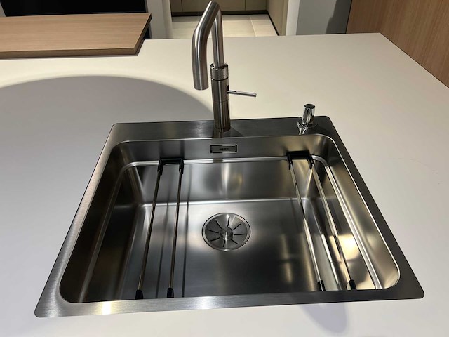 Combinatie van kavels 30 t/m 37 (pronorm beurskeuken met gaggenau apparatuur) - afbeelding 3 van  16