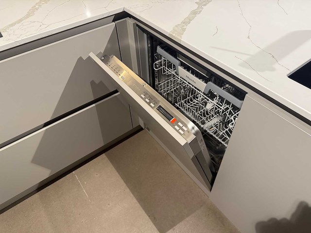 Combinatie van kavels 45 t/m 50 (schröder showroomkeuken met miele apparatuur) - afbeelding 5 van  30