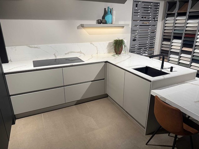 Combinatie van kavels 45 t/m 50 (schröder showroomkeuken met miele apparatuur) - afbeelding 23 van  30