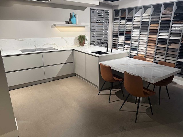 Combinatie van kavels 45 t/m 50 (schröder showroomkeuken met miele apparatuur) - afbeelding 12 van  30
