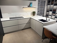 Combinatie van kavels 45 t/m 50 (schröder showroomkeuken met miele apparatuur) - afbeelding 23 van  30