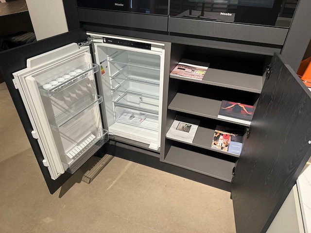 Combinatie van kavels 45 t/m 50 (schröder showroomkeuken met miele apparatuur) - afbeelding 30 van  30
