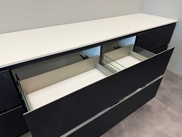 Combinatie van kavels 6 t/m 14 (pronorm showroomkeuken met siemens apparatuur) - afbeelding 8 van  39