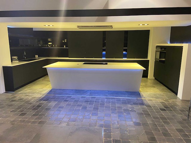 Combinatie van kavels 6 t/m 14 (pronorm showroomkeuken met siemens apparatuur) - afbeelding 1 van  39