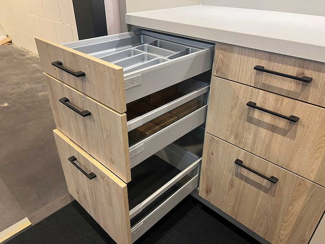Combinatie van kavels 8 t/m 14 (keller showroomkeuken met bora apparatuur) - afbeelding 23 van  61