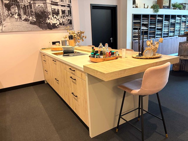 Combinatie van kavels 8 t/m 14 (keller showroomkeuken met bora apparatuur) - afbeelding 5 van  61