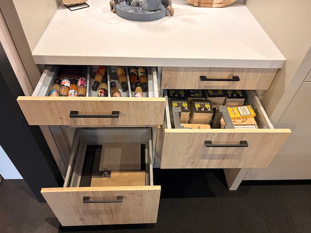 Combinatie van kavels 8 t/m 14 (keller showroomkeuken met bora apparatuur) - afbeelding 11 van  50