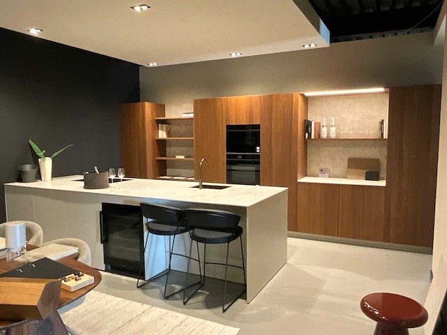 Combinatie van kavels 9 t/m 17 (stosa showroomkeuken met siemens studioline apparatuur) - afbeelding 1 van  43