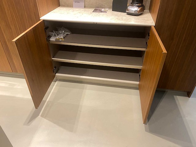 Combinatie van kavels 9 t/m 17 (stosa showroomkeuken met siemens studioline apparatuur) - afbeelding 13 van  43