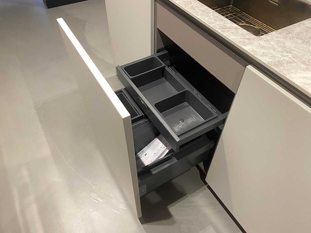Combinatie van kavels 9 t/m 17 (stosa showroomkeuken met siemens studioline apparatuur) - afbeelding 18 van  43