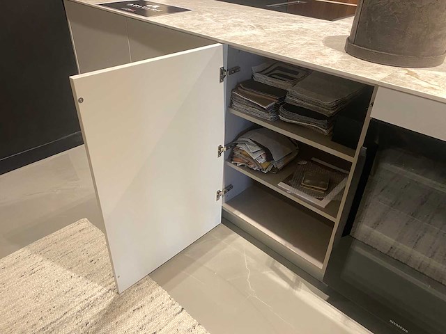 Combinatie van kavels 9 t/m 17 (stosa showroomkeuken met siemens studioline apparatuur) - afbeelding 32 van  43