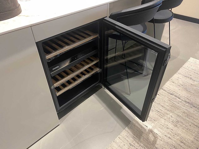Combinatie van kavels 9 t/m 17 (stosa showroomkeuken met siemens studioline apparatuur) - afbeelding 33 van  43