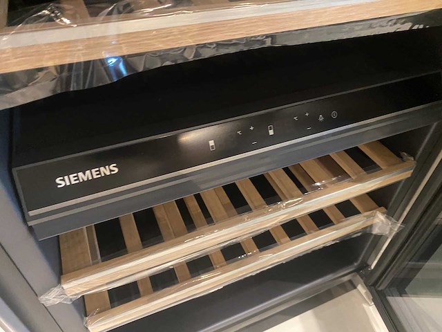 Combinatie van kavels 9 t/m 17 (stosa showroomkeuken met siemens studioline apparatuur) - afbeelding 35 van  43
