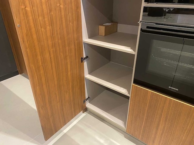 Combinatie van kavels 9 t/m 17 (stosa showroomkeuken met siemens studioline apparatuur) - afbeelding 43 van  43