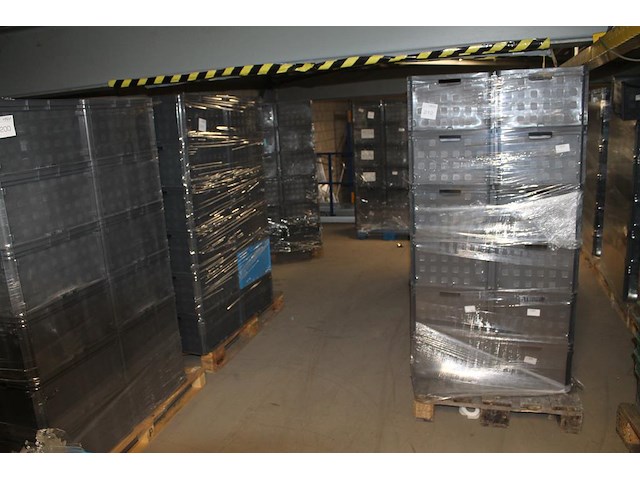 Combinatiekavel van 24 pallets met 24 /48 kunststof stapelbakken sunware met afmeting 30/60 x 40 x 37 cm. k... combinatiekavel - afbeelding 1 van  2