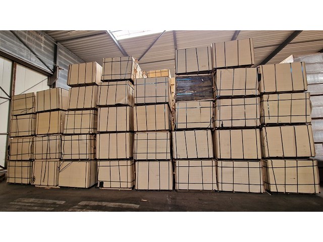 Combinatiekavel van kavel: 1 t/m 8 | 18x pallet populierenmultiplex platen - afbeelding 1 van  9