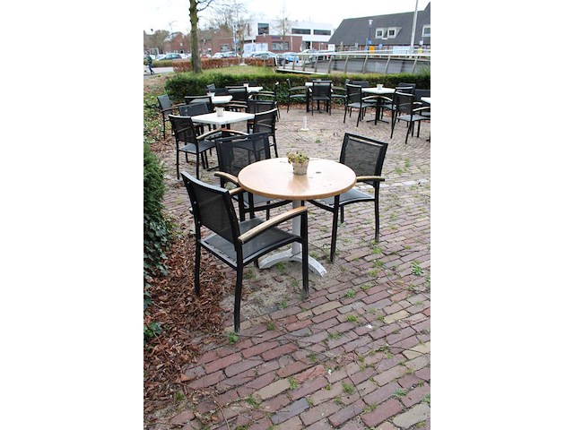 Combinatiekavel van veertien terrastafels met 50 aluminium stoelen, doorsnede tafels 90 cm. kavels k387 en... combinatiekavel - afbeelding 3 van  6