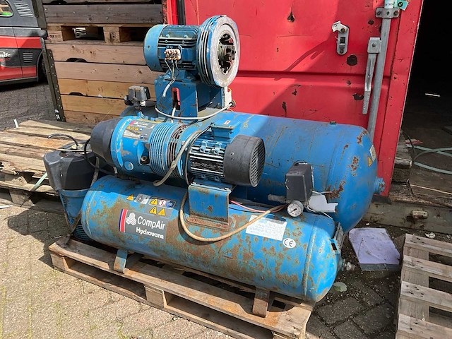 Compair hydrovane schroefcompressor (2x) - afbeelding 1 van  2