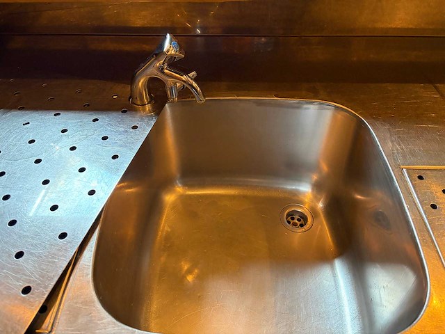 Compleet barmeubel met 2 dubbele tapkranen, achterwand, lekblad, spoelbak, etc. - afbeelding 7 van  19