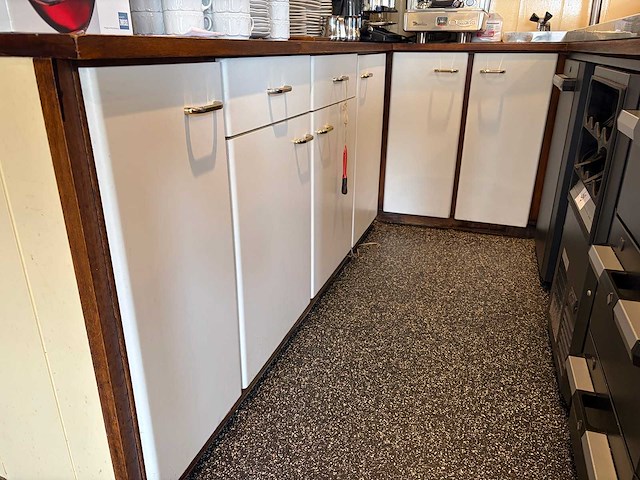 Compleet barmeubel met messing dubbele tapkraan, lekblad. etc. - afbeelding 9 van  10