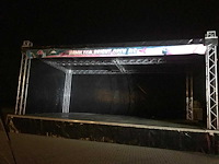 Compleet festival/evenementen podium 11x7x5,5 meter (bxdxh)