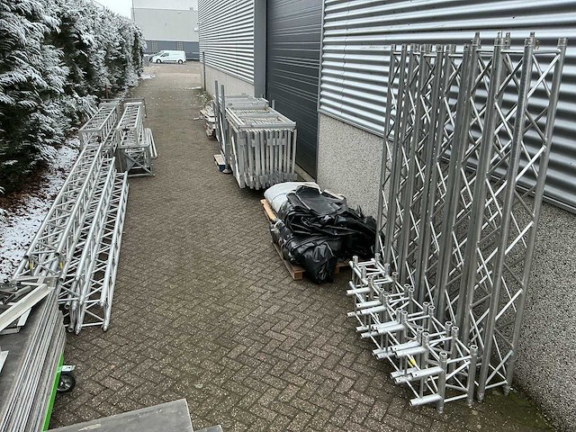 Compleet festival/evenementen podium 11x7x5,5 meter (bxdxh) - afbeelding 39 van  51