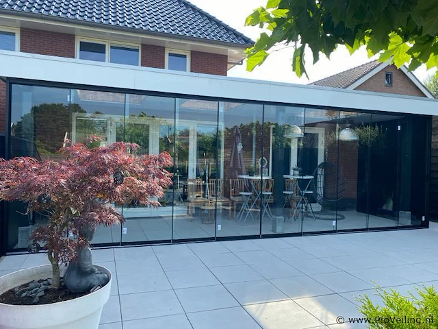 Compleet glazen schuifdeursysteem 3 deurs, veiligheidsglas 10 mm, 2400 mm breed, 3 stuks deuren 820 mm 2150 mm hoog, mat zwart ral 9005 - afbeelding 6 van  13