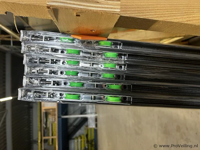 Compleet glazen schuifdeursysteem 3 deurs, veiligheidsglas 10 mm, 3030 mm breed, 3 stuks deuren 1030 mm 2000 mm hoog, mat zwart ral 9005 - afbeelding 9 van  13