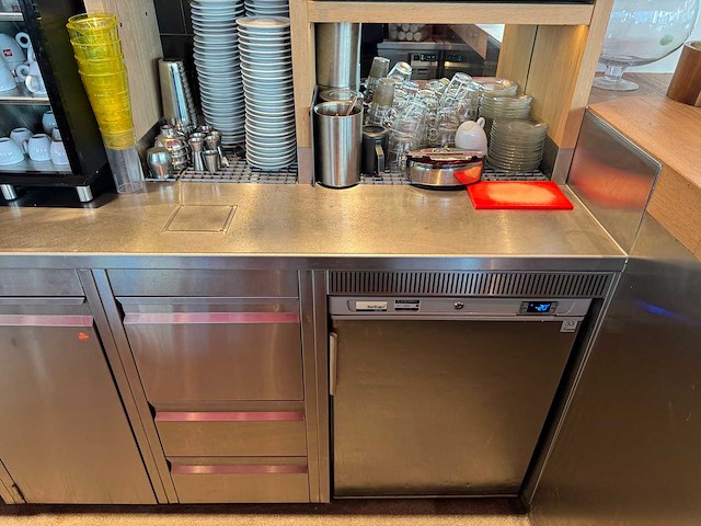 Complete bar achterwand met rvs spoel- en werktafel - afbeelding 8 van  17