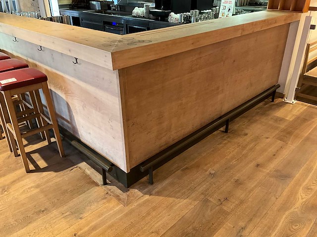 Complete bar met achterwand (combinatie kavel 15 en 16) - afbeelding 2 van  8
