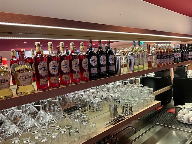 Complete bar met achterwand (combinatie kavel 15 en 16) - afbeelding 8 van  8