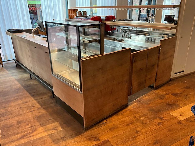 Complete bar met achterwand (combinatie kavel 2 en 3) - afbeelding 1 van  8