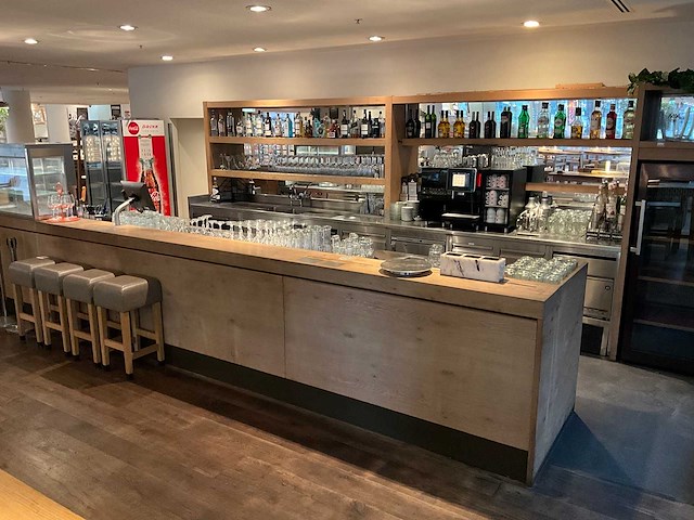 Complete bar met achterwand (combinatiekavel 11 en 12) - afbeelding 1 van  4