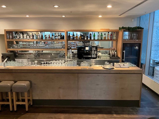 Complete bar met achterwand (combinatiekavel 11 en 12) - afbeelding 2 van  4